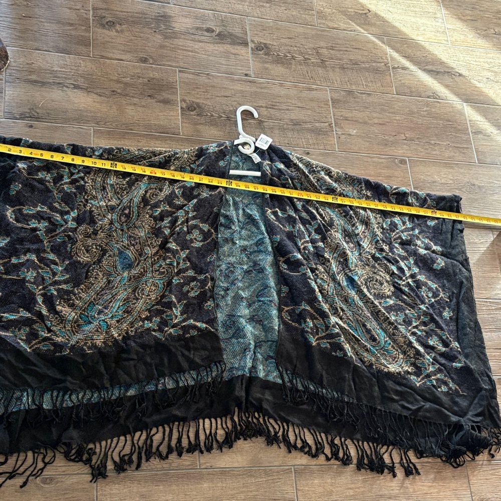 Elegant Black and Teal Paisley Shawl - Picture 3 of 6